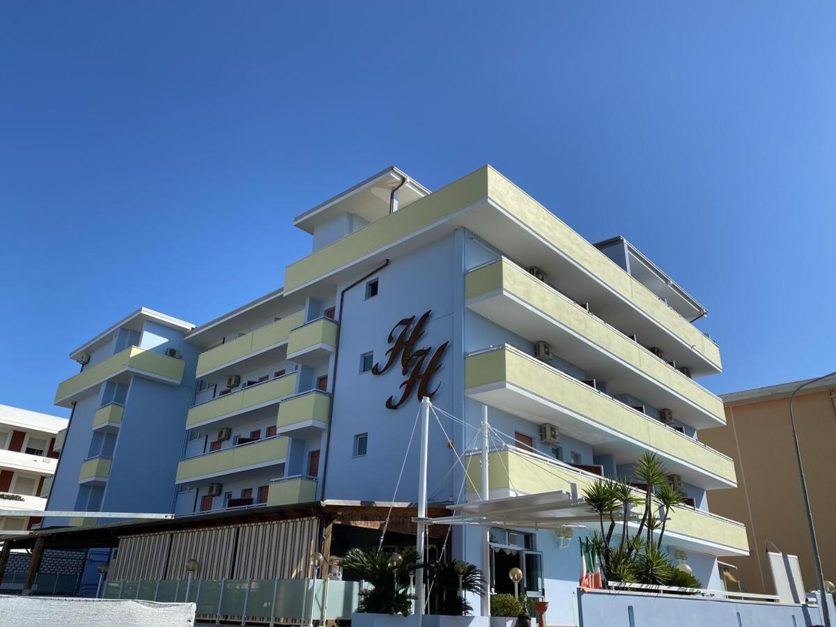 מרטינסיקורו Hotel Holiday מראה חיצוני תמונה
