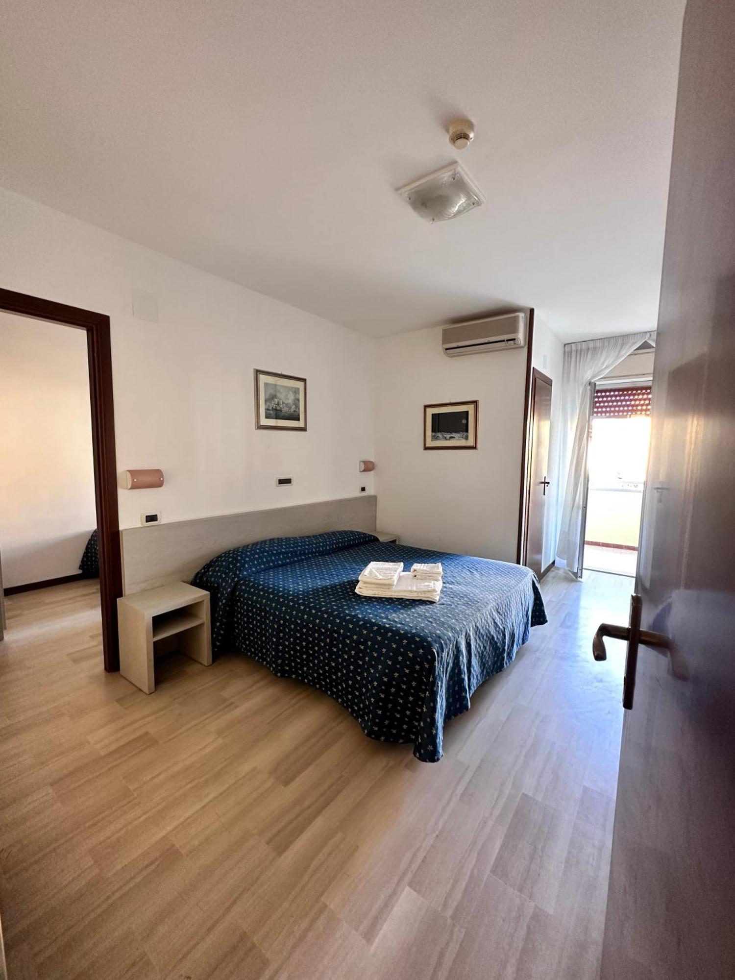 מרטינסיקורו Hotel Holiday מראה חיצוני תמונה