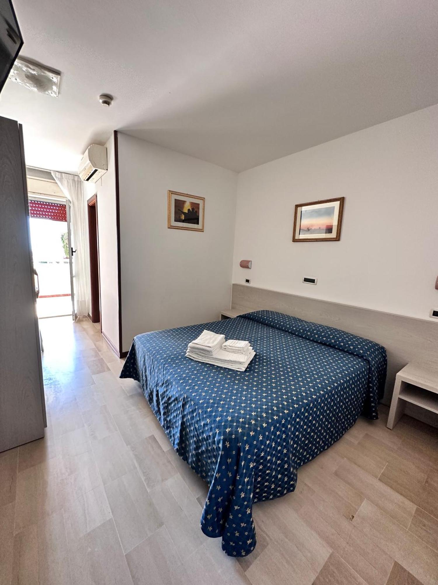 מרטינסיקורו Hotel Holiday מראה חיצוני תמונה