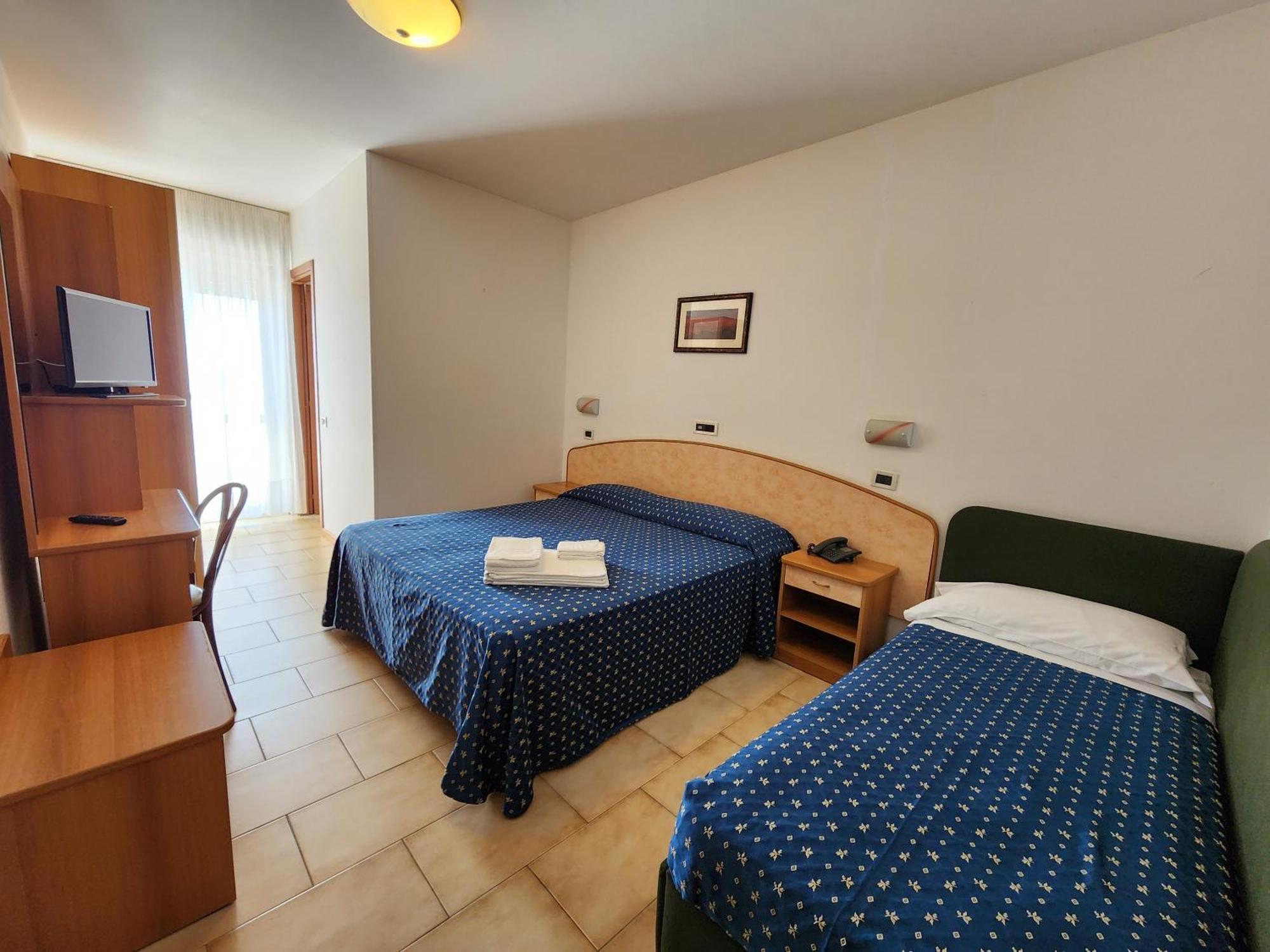 מרטינסיקורו Hotel Holiday חדר תמונה