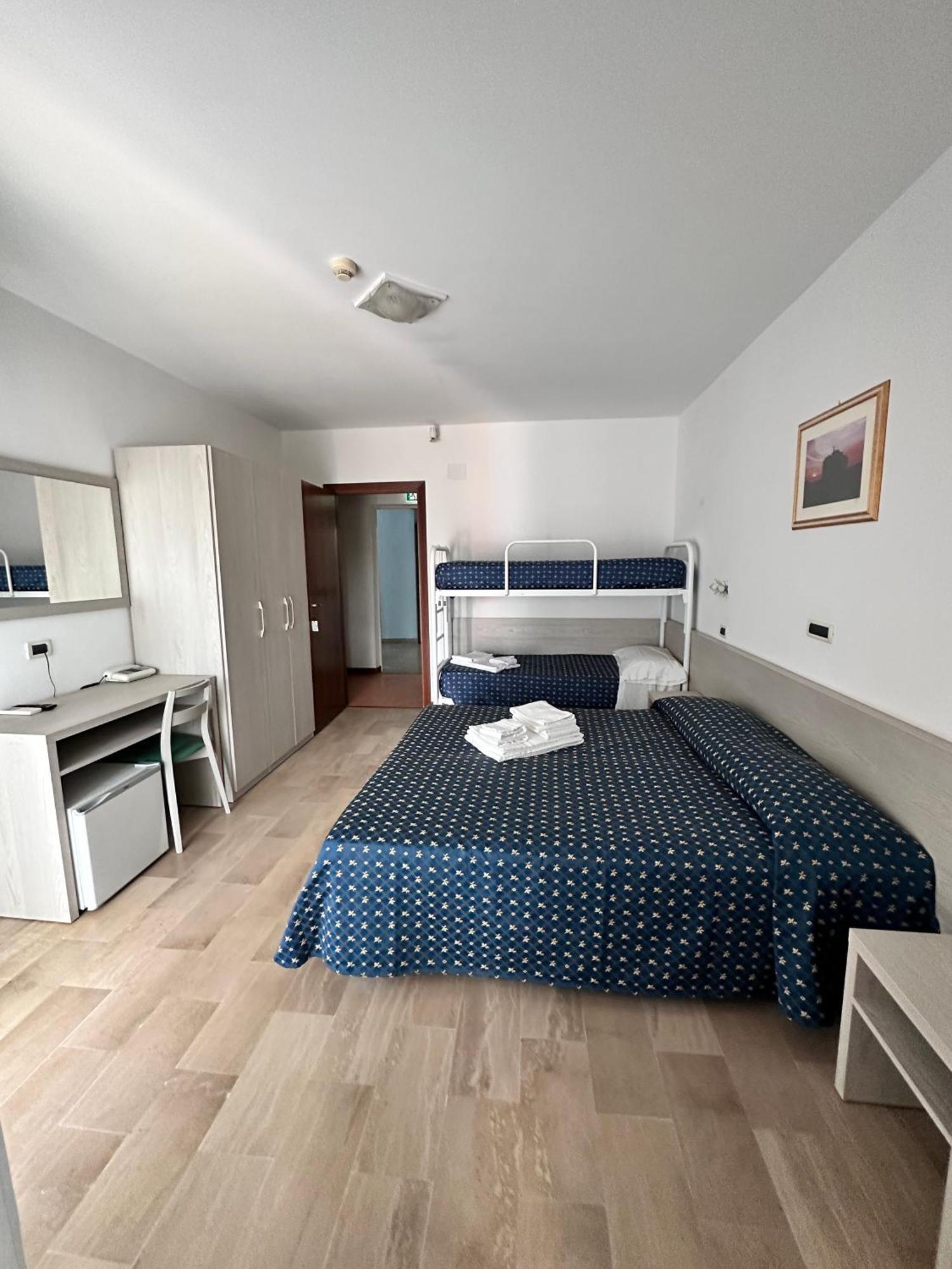 מרטינסיקורו Hotel Holiday חדר תמונה