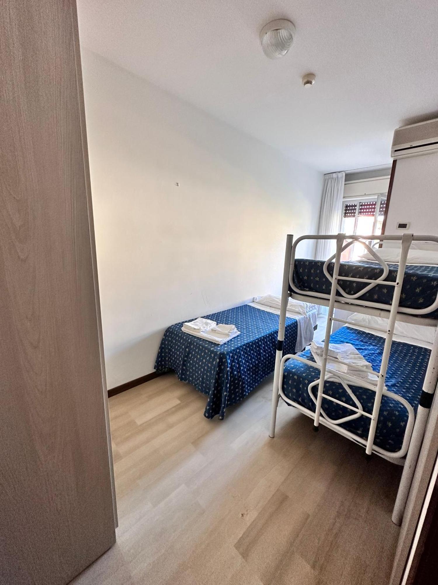 מרטינסיקורו Hotel Holiday מראה חיצוני תמונה